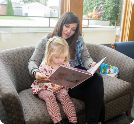 mom with daughter reading
